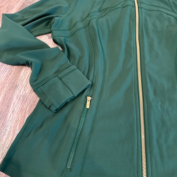 NEW with tags! Lululemon Define Jacket *Nulu
Everglade Green / Gold zipper Sz 14 - Picture 3 of 7